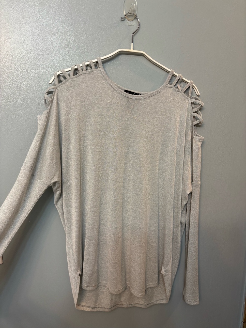 Questions Women Gray/Silver Long Sleeve Top w/ Cutout Shoulders, Size L (Large)